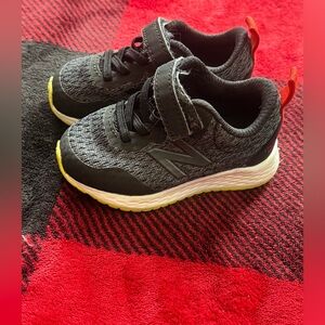 new balance fresh foam arishi Toddler Size 4 Shoes Sneakers Gray Green Hook Loop